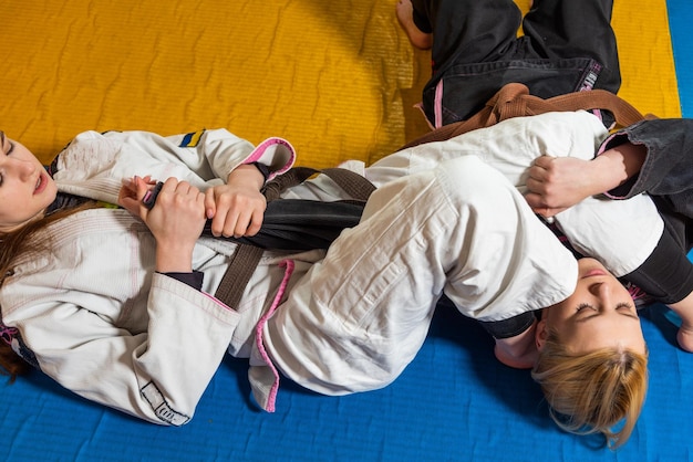 Photo young girls practice brazilian jiu jitsu in the gym