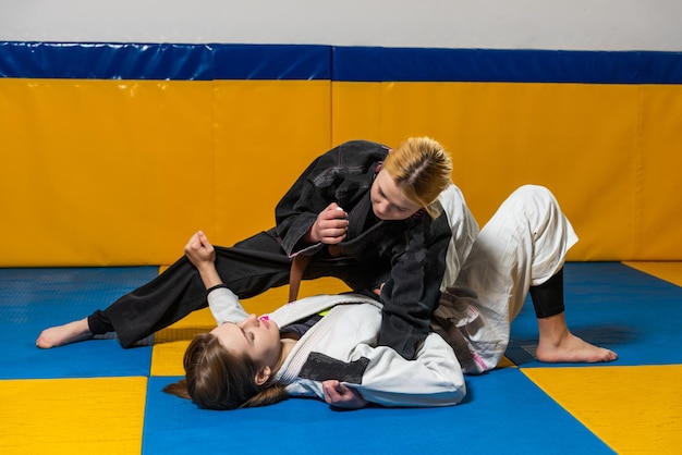 Photo young girls practice brazilian jiu jitsu in the gym