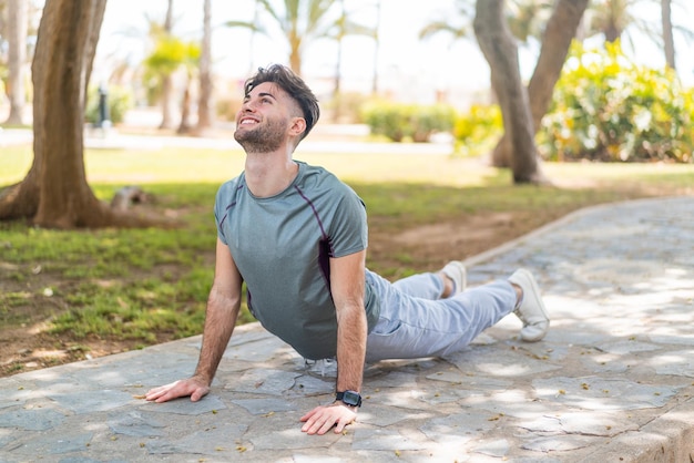 Photo young handsome man doing yoga