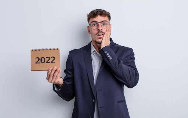 Photo young handsome man feeling shocked and scared. calendar concept