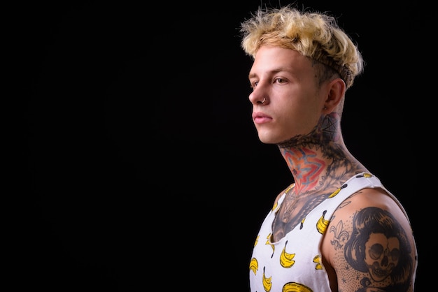 Photo young handsome rebellious man with blond hair and tattoos