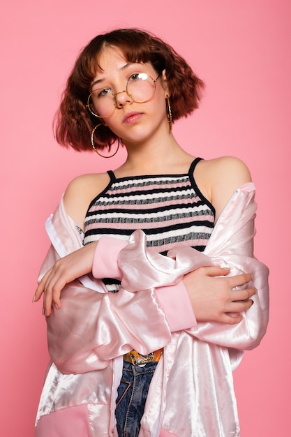 Photo young happy beautiful woman with eyeglasses posing