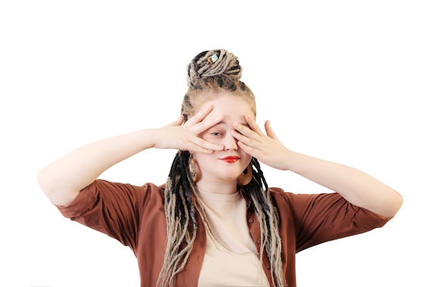 Photo young happy woman with dreadlocks isolated on white background