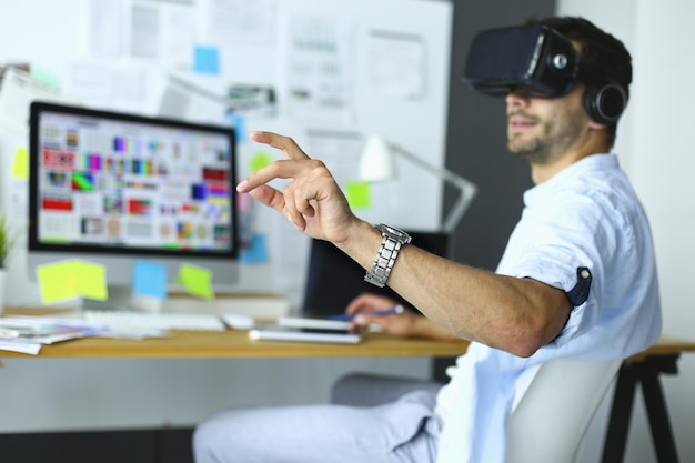 Photo young male software programmer testing a new app with 3d virtual reality glasses in office