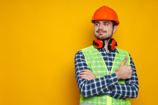 Photo young man civil engineer in safety hat