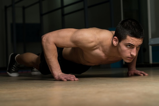 Photo young man doing pushups