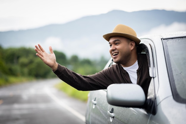 A young man drove to the provinces and went out of town. He parked on the side of the road Then took the body out of the car door window