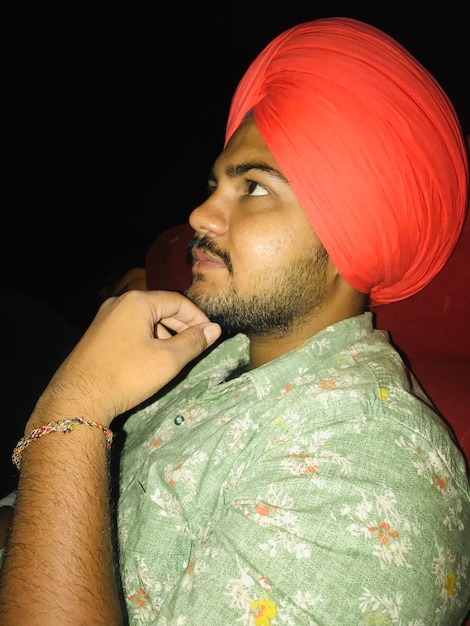 Photo young man looking away while sitting in darkroom