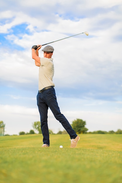 Photo young man playing golf