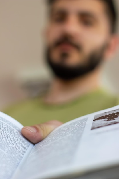 Photo young man reading a book man reading a book