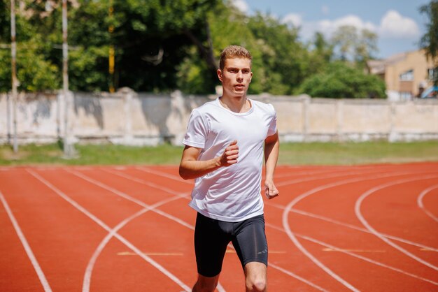 Photo young man running on a track