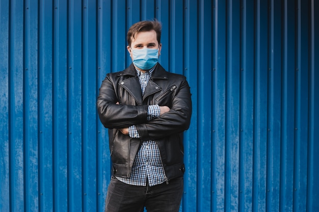 Photo young man wearing medical mask. coronavirus concept. respiratory protection