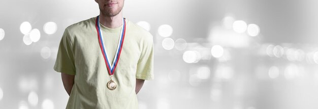 Photo a young man with a golden medal on the chest, personar achievment and success