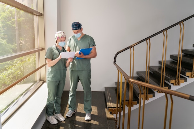 Photo young medicine student doing their practice in a hospital