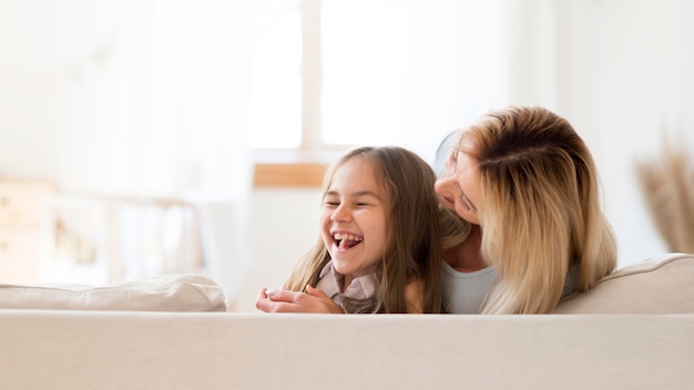 Photo young mother and daughter having fun together at home