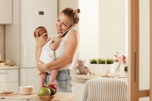 Photo young mother on phone