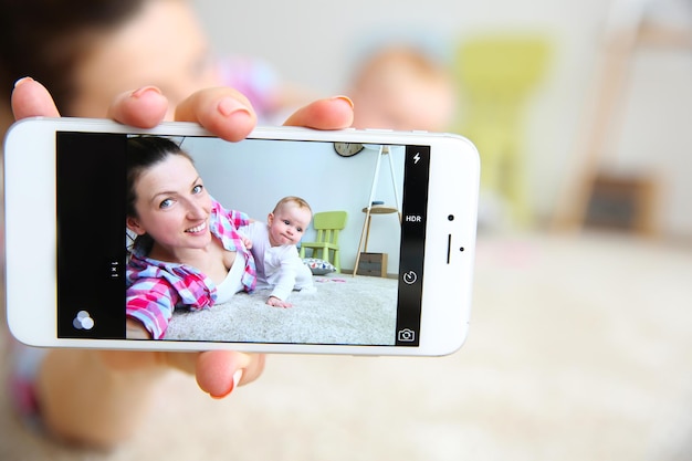 Photo young mother taking a selfie with her baby close up