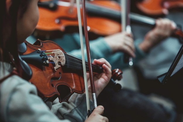 Photo young musicians practicing with violins in orchestra