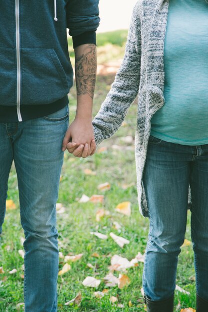 Photo young pregnant couple in the park