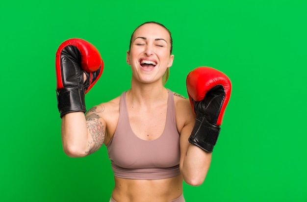 Photo young pretty woman boxing and fitness concept