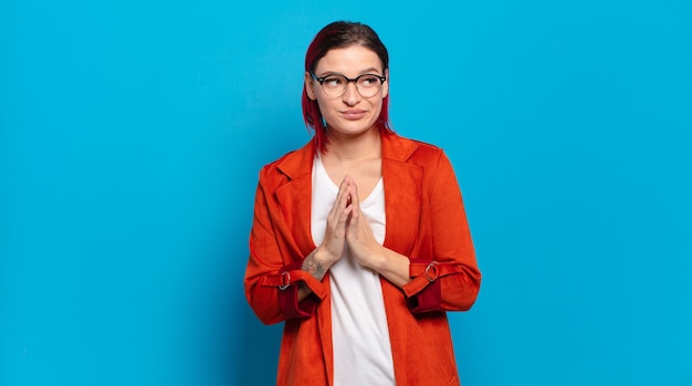 Photo young pretty woman gesturing on colored wall