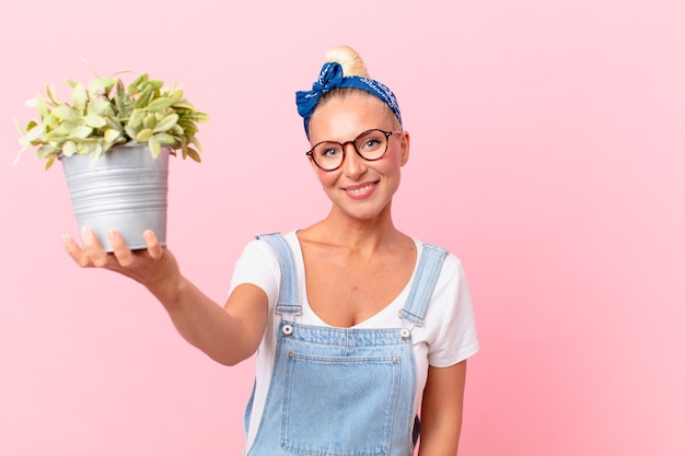 Photo young pretty woman with a house plant