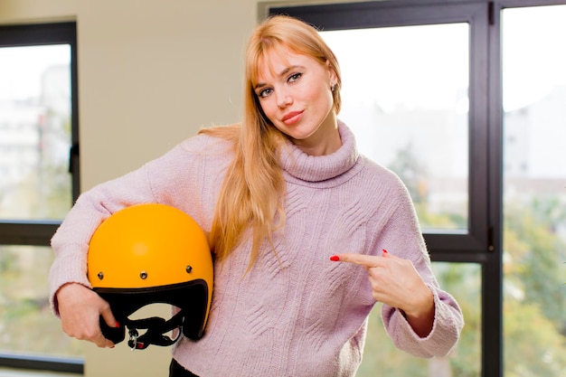 Photo young pretty woman with a motorbike helmet at home interior