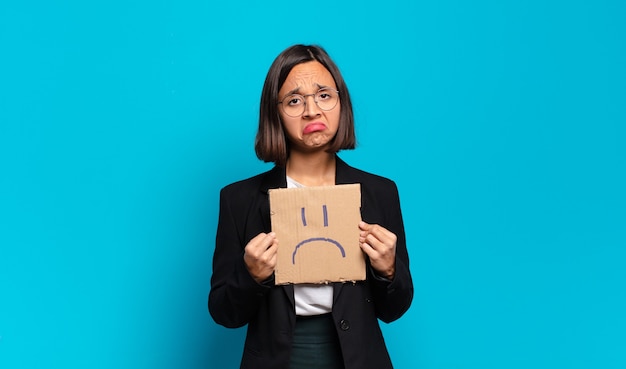 Photo young pretty woman with sad board