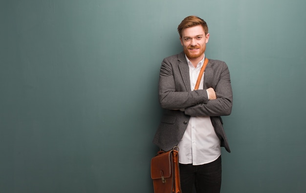 Photo young redhead business man crossing arms, smiling and relaxed