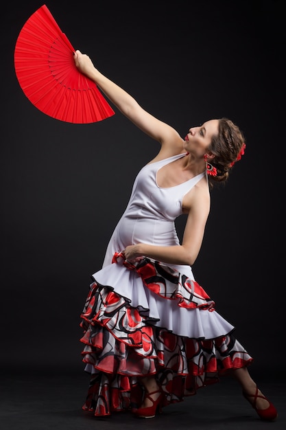 Photo young spanish woman dancing flamenco 