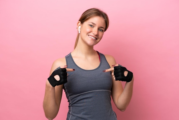 Young sport caucasian woman isolated on pink background proud and selfsatisfied