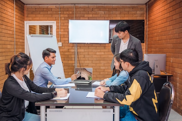 Young students are discussing their work with a group of students. The instructors are observers.