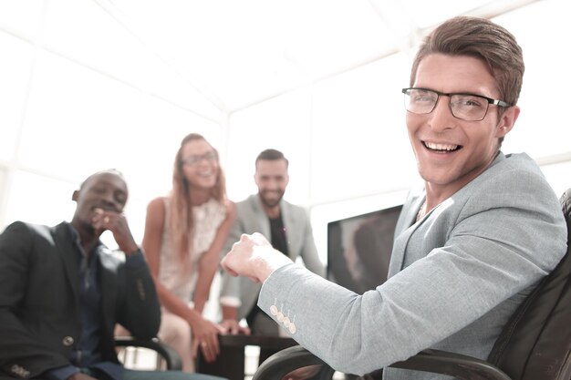 Photo young successful businessman on background of office