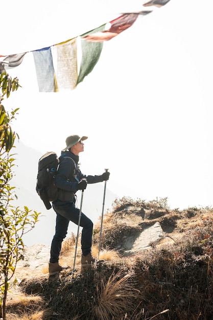 Photo a young traveller trekking on forest trail nepal