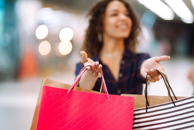 Photo young woman after shopping with shopping bags walks in the mall spring shoopping