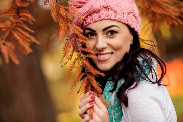 Photo young woman in the autumn forest