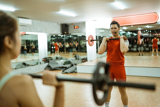 Photo young woman exercising in gym