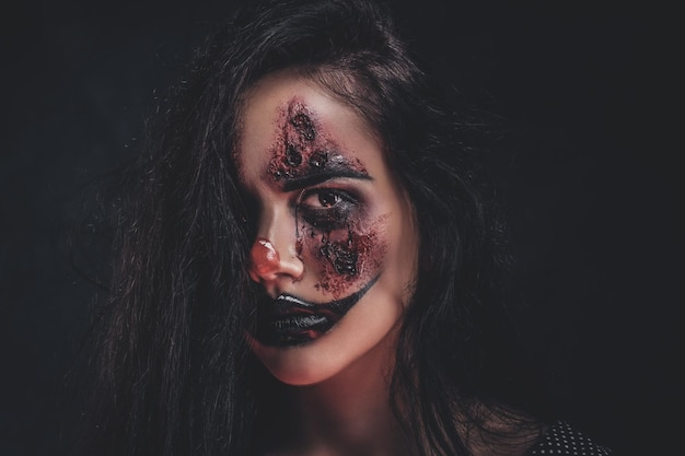 Photo young woman has a perfomance in a role of evil creepy clown.