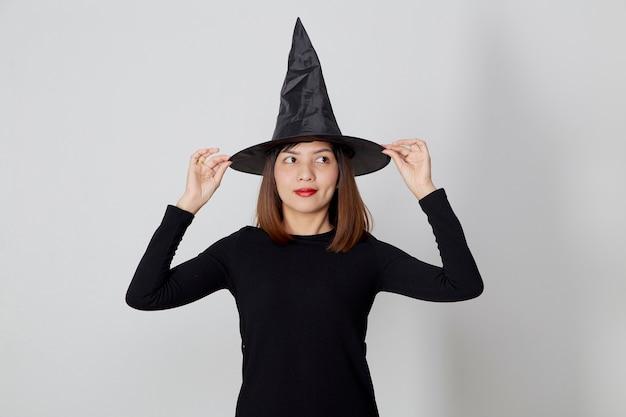 Photo young woman in hat and dress as a witch