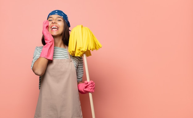 Photo young woman housekeeper feeling happy