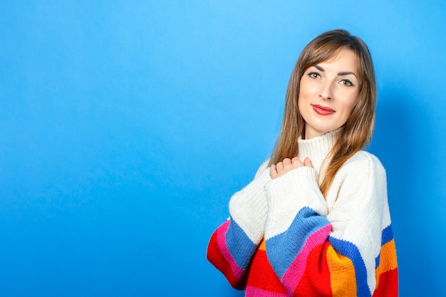 Photo young woman in a knitted sweater isolated