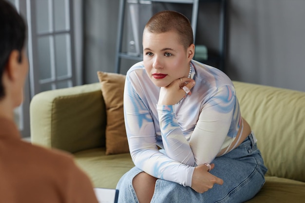 Photo young woman listening to psychologist