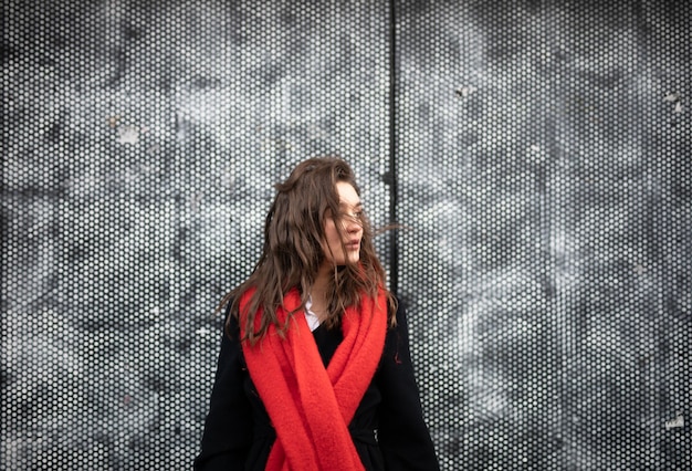 Photo young woman looking at camera