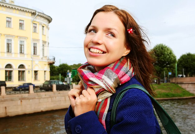 Photo young  woman outdoor on the bridge