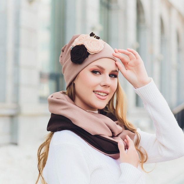 Photo young woman outdoor portrait with hat