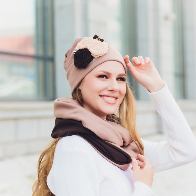 Photo young woman outdoor portrait with hat