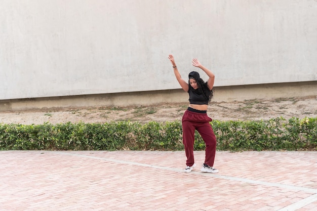 Photo young woman performing hiphop dance outdoors