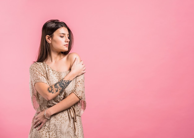 Photo young woman posing in dress with bare shoulder