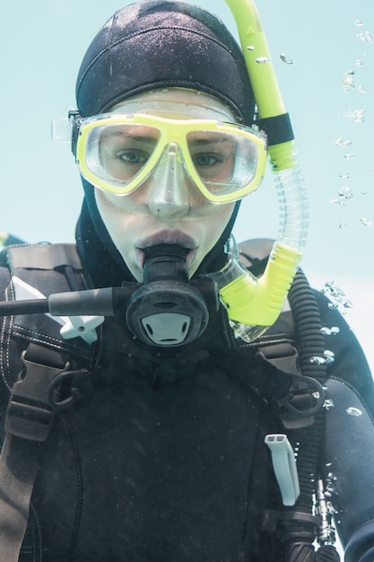 Photo young woman on scuba training