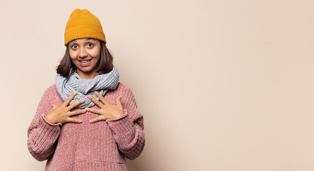 Photo young woman shrugging, feeling confused and uncertain, doubting with arms crossed and puzzled look